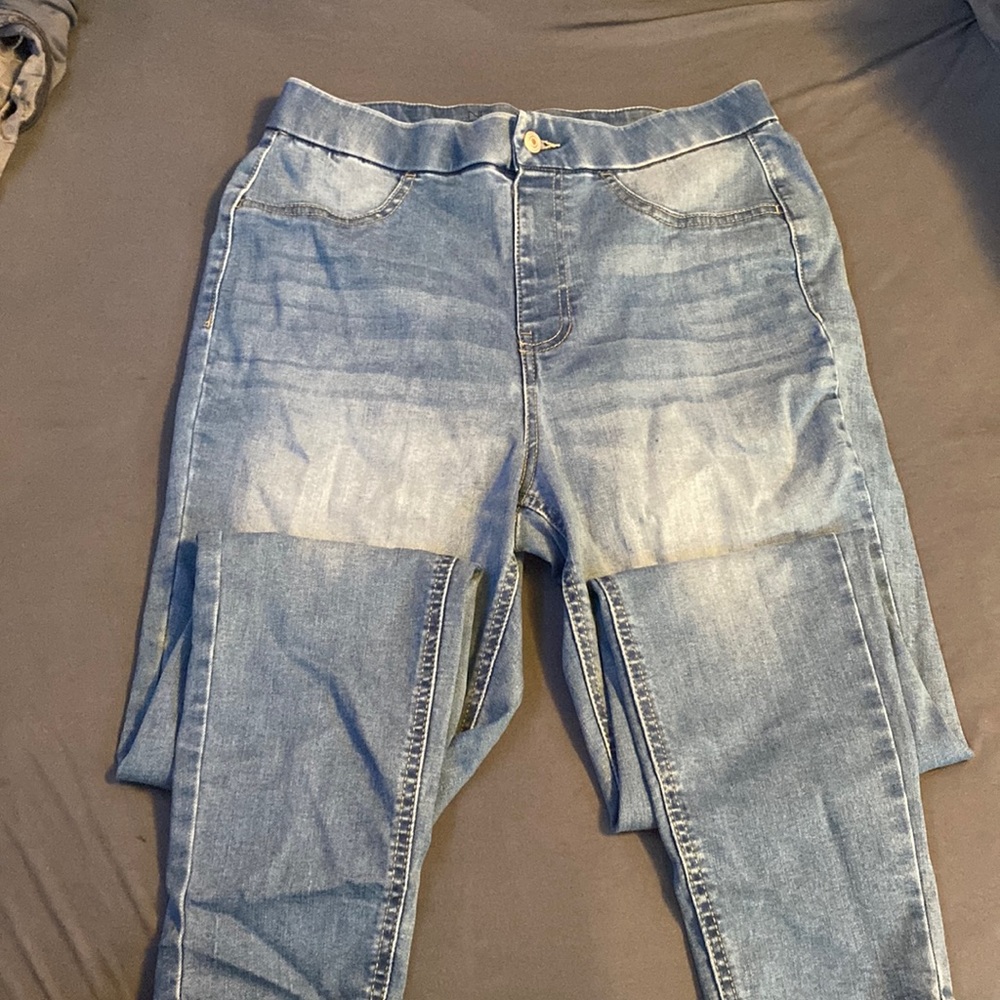 No boundaries, super high rise skinny size (lg 11-13)